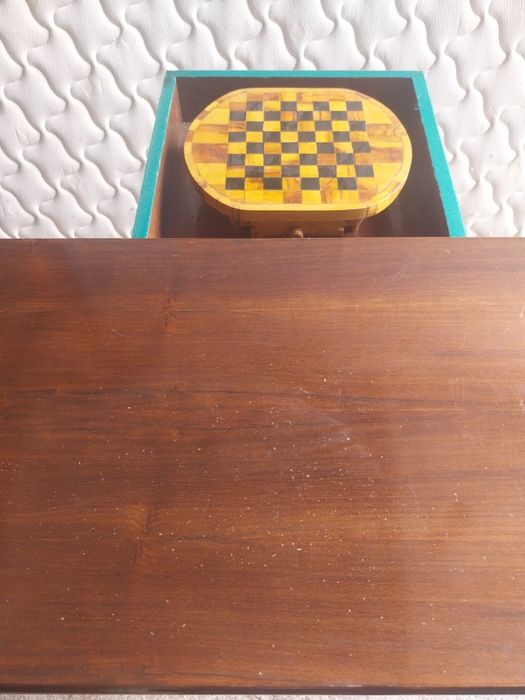 Mesa de jogos .como nova