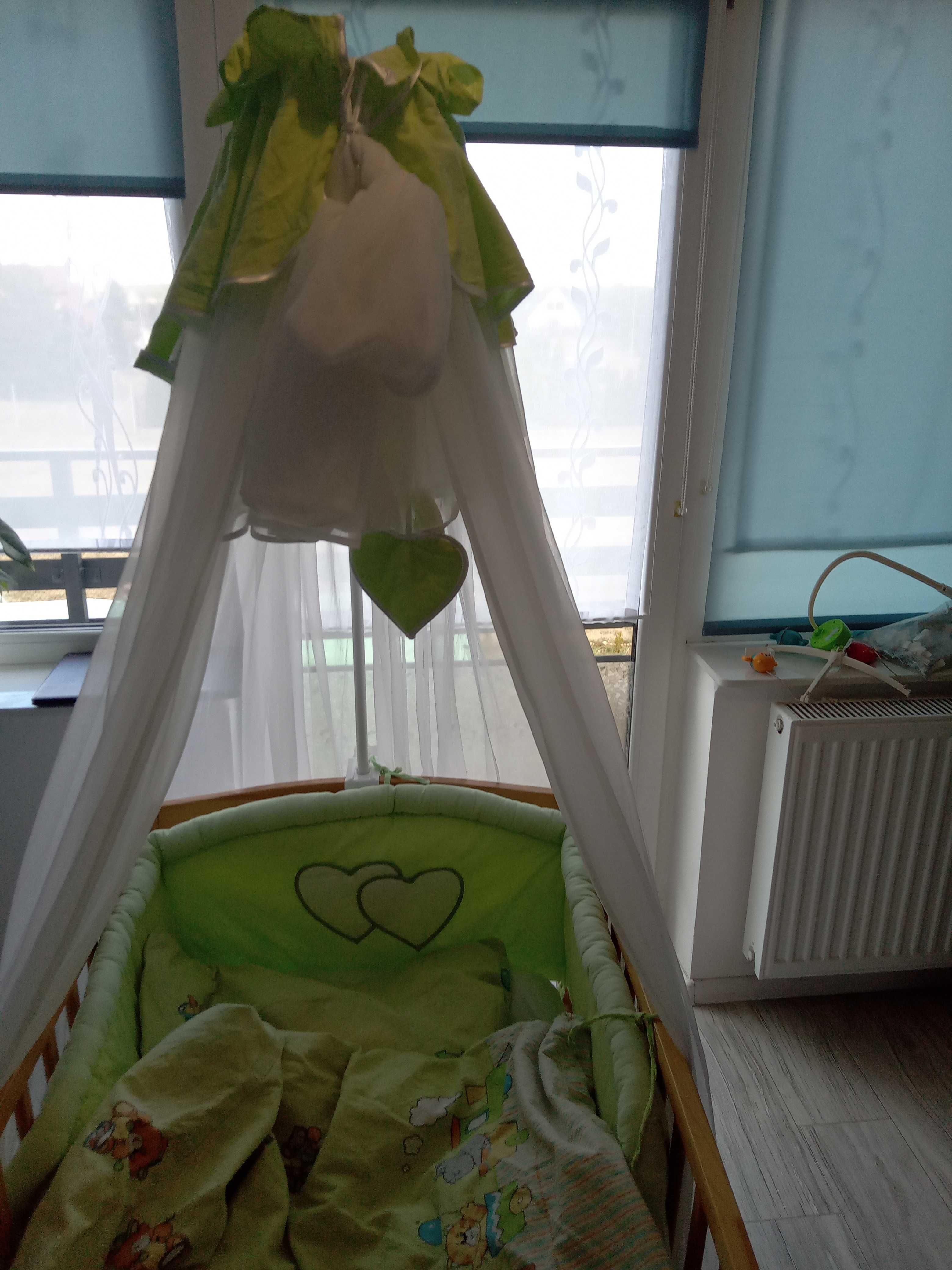 łóżeczko niemowlęce z baldachimem i ochraniaczem