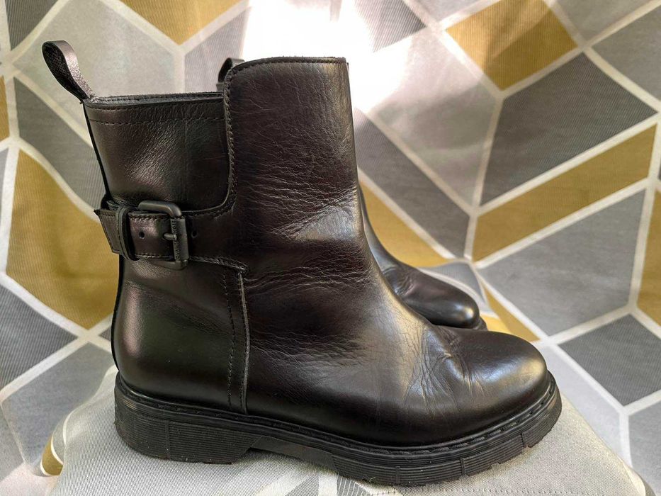 Шкіряні жіночі черевики 38 розміру, виробник Італія