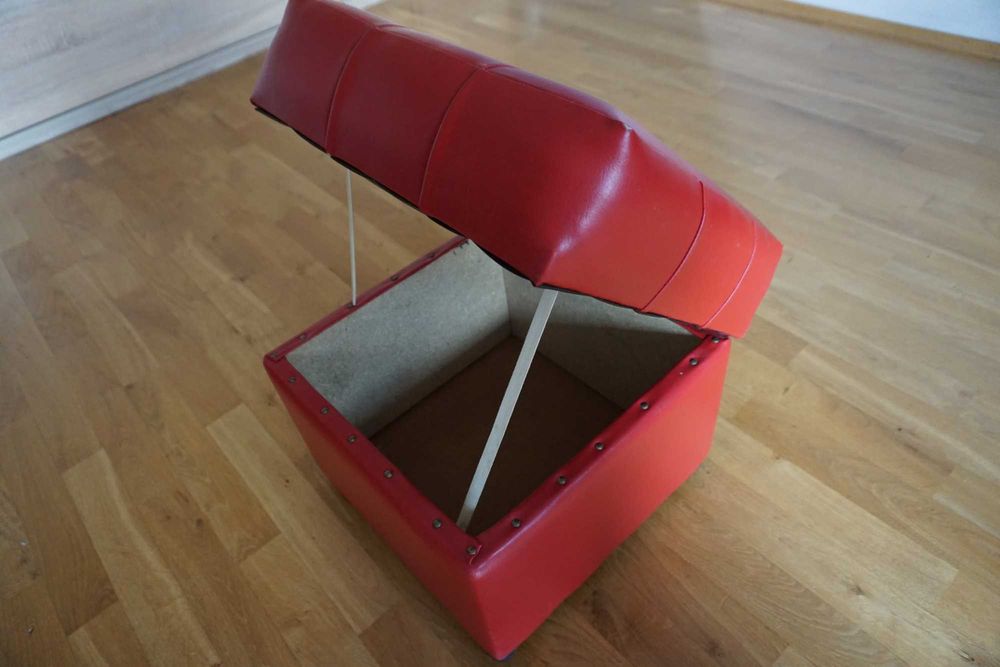 Pufy PRL czerwona skórzana pikowana