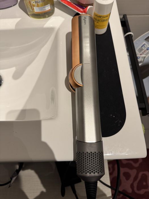 Dyson Airstrait com garantia de 33 meses e caixa