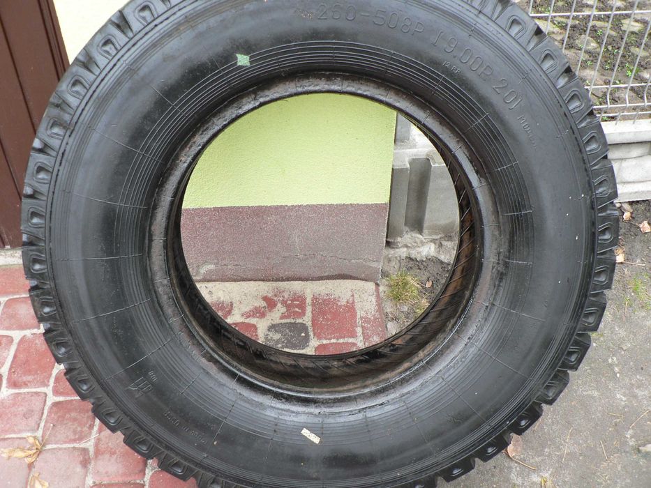 Opona 900/20 z dętką i fartuchem .