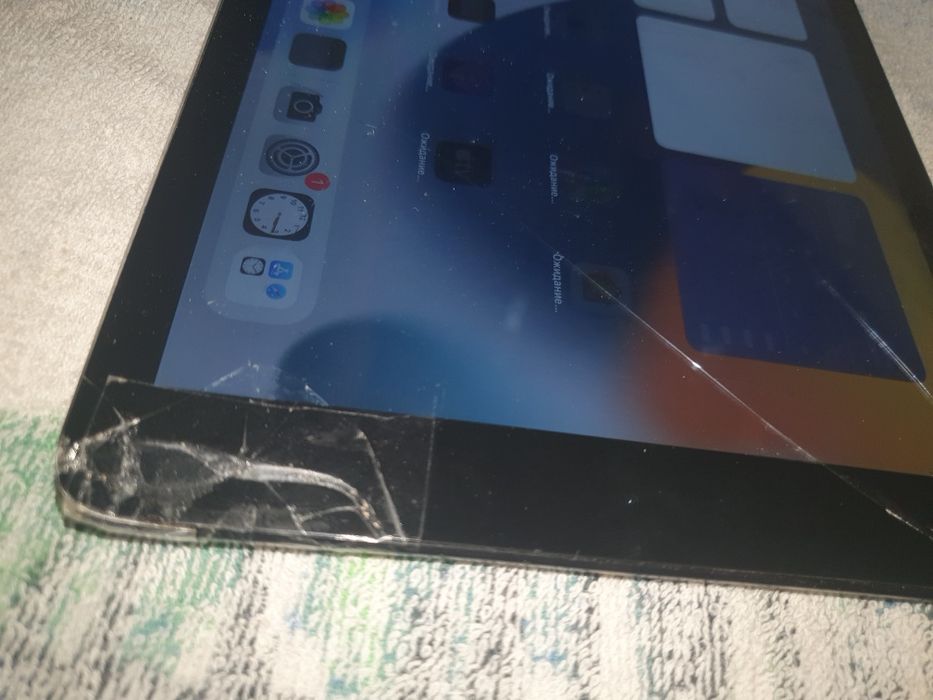 Продам ipad air 2 64gb neverlock с битым экраном