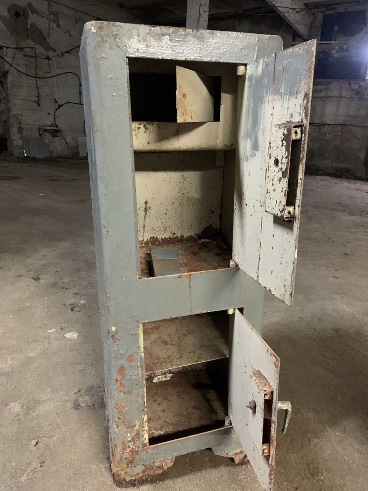 Продам сейф металлический