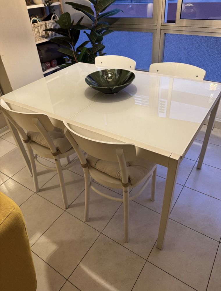 Vende-mesa com 4 cadeiras. So aceito dinheiro ou MBWay