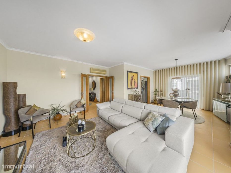 Magnífico T4 em condomínio com piscina no Parque Luso