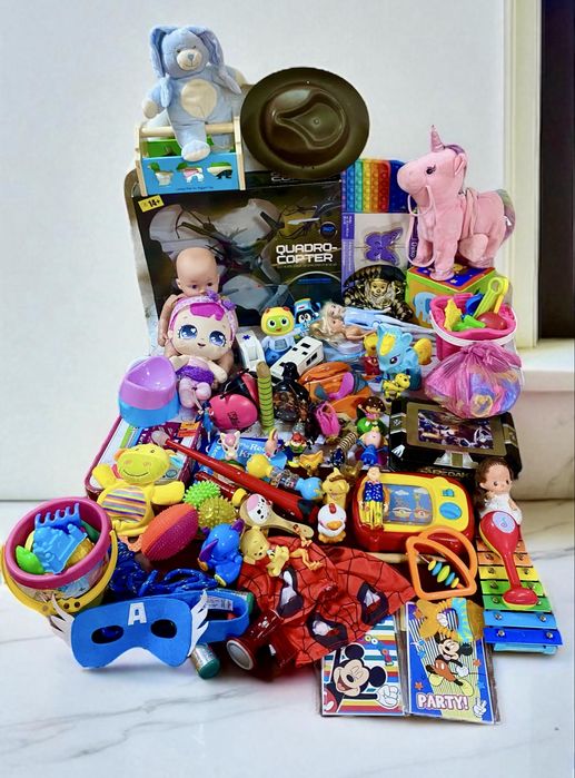 Лот фірмової іграшки