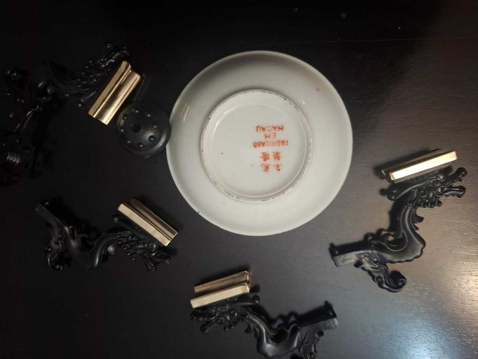 Cinzeiro de porcelana asiática pintado à mão com borda dourada