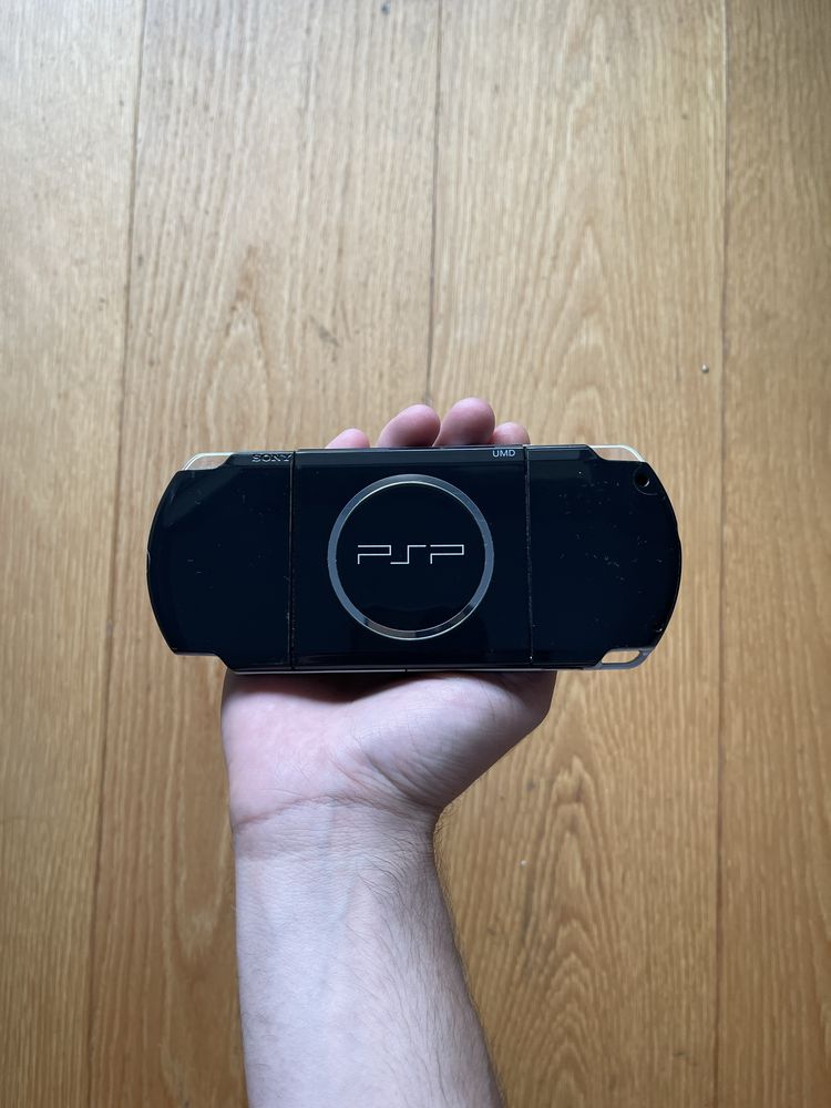 Sony PSP-3004 + Cartão Memory Stick 4GB + Carregador + Estojo Protetor