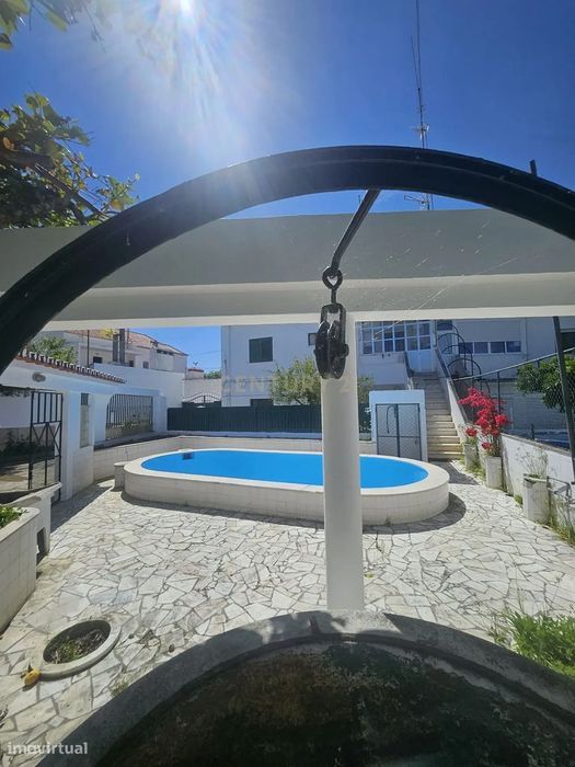 Moradia Bifamiliar T3 com Piscina, Sótão e Vista Desafogada – Bairro T