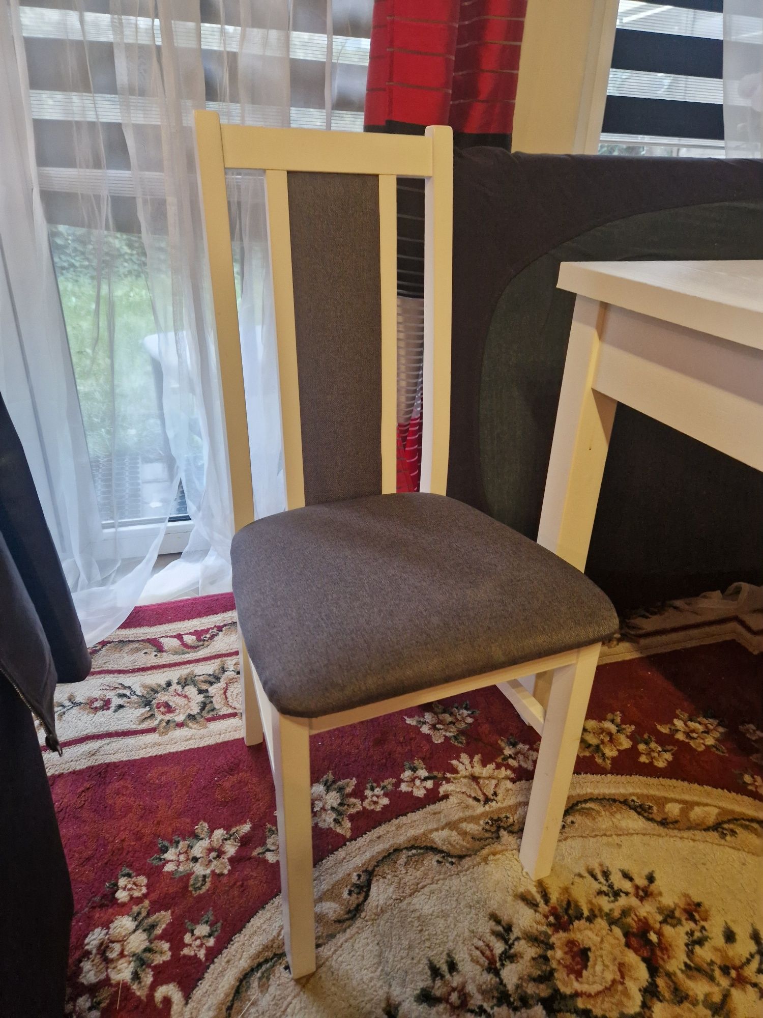 Krzesło białe, szara tapicerka