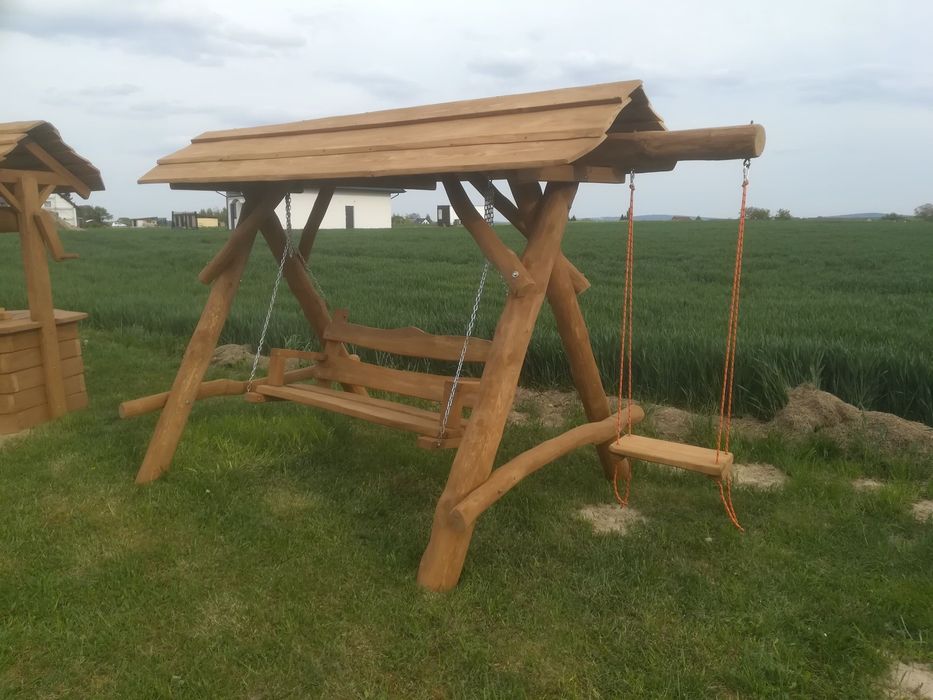 Huśtawka ogrodowa z daszkiem