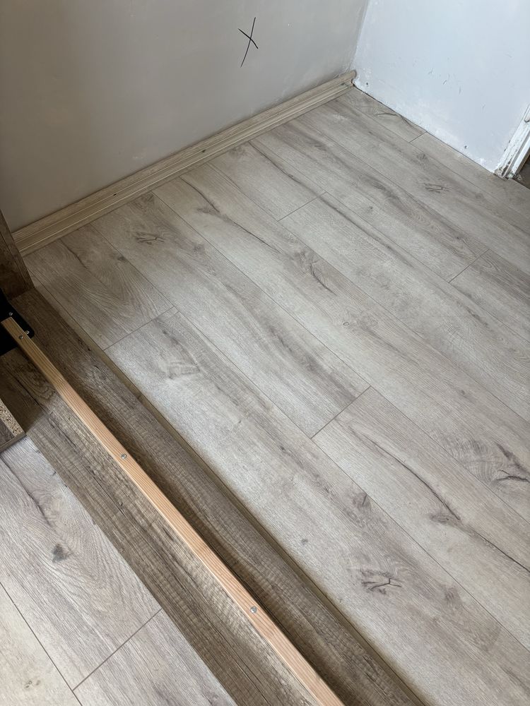 Panele podłogowe – ok. 9–10 m², duze kawalki
