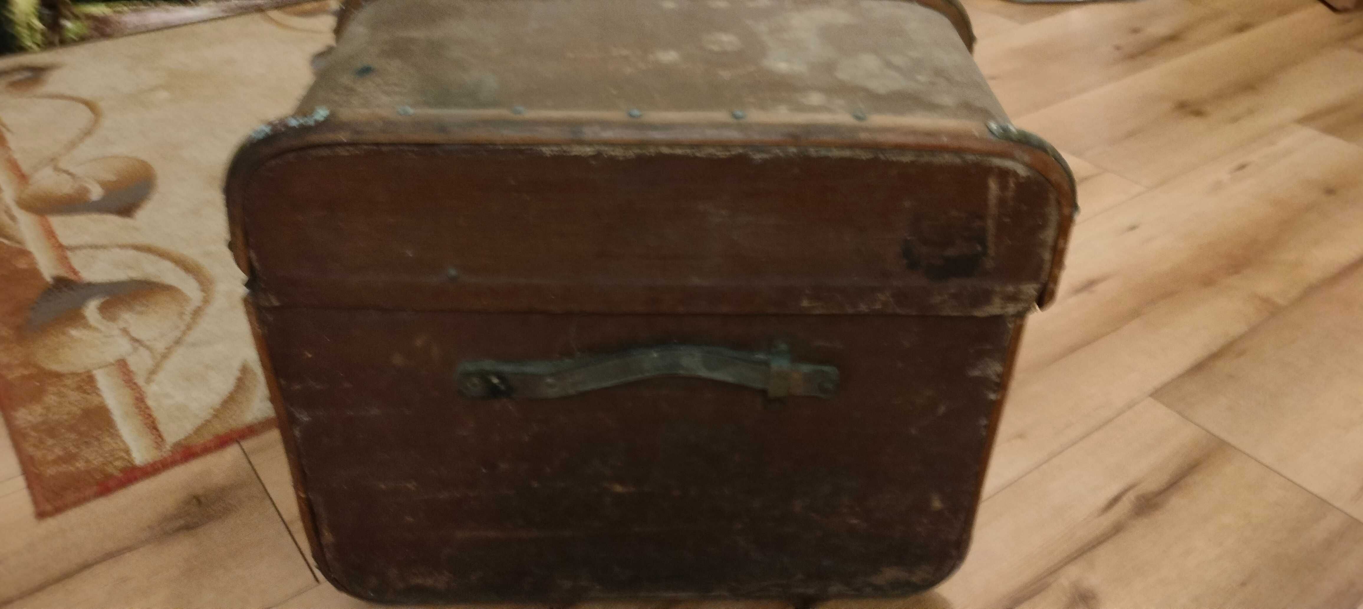 Stary kufer z PRL-u