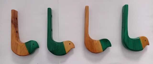 Conjunto de quatro cabides em pinho.