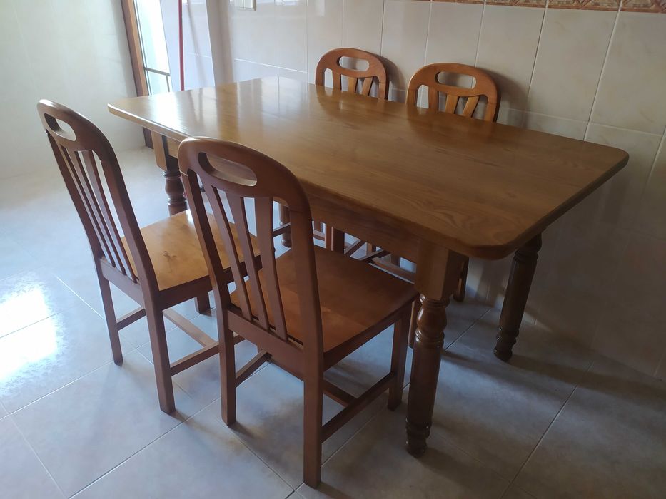 Mesa de cozinha e 4 cadeiras novas.