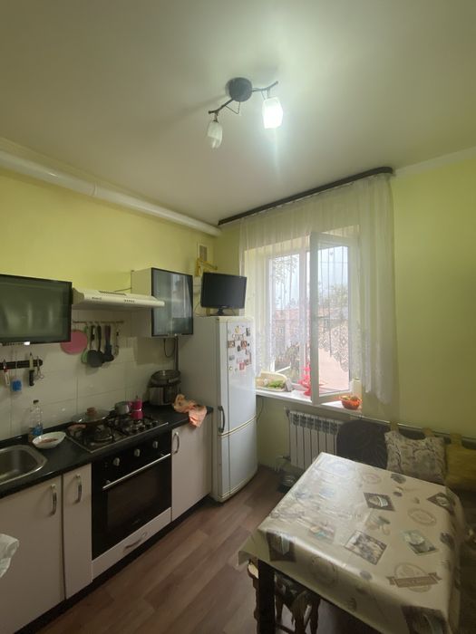 Продається 3х-кімнатна "сталінка".