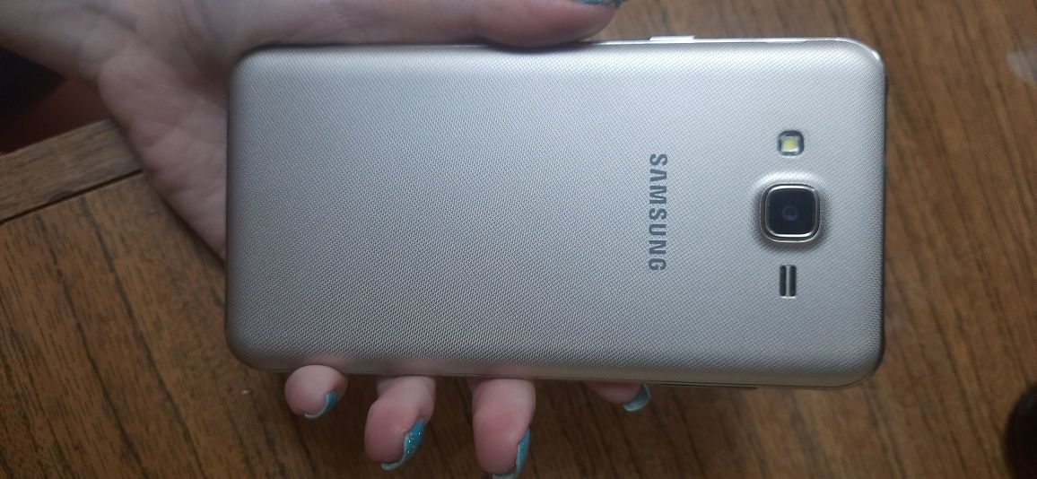 Samsung j7 neo працює