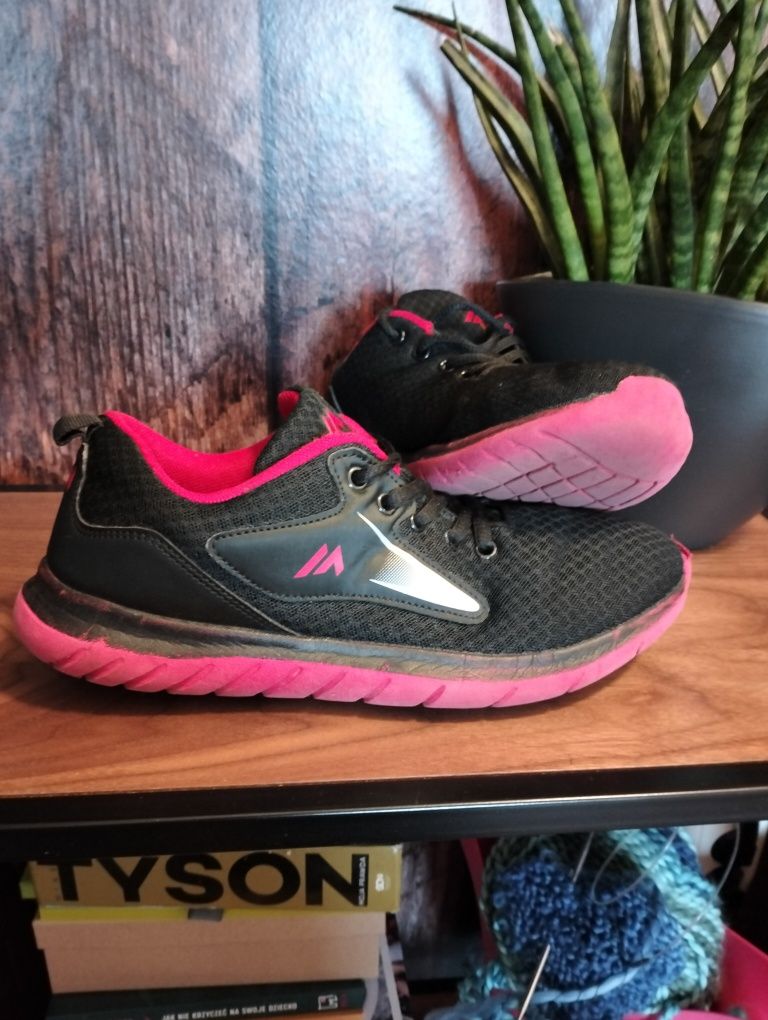 Buty sportowe Martes roz. 39, wkładka 25 cm