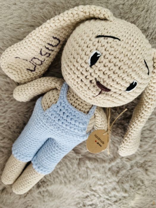 Miś królik zrobiony na szydełku