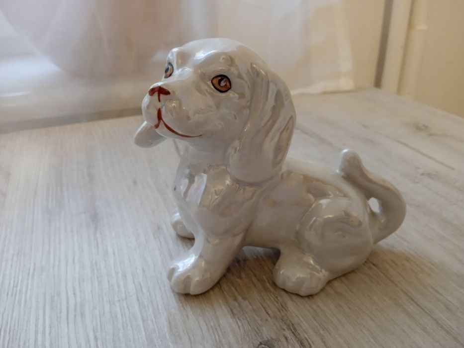 Porcelanowy piesek figurka