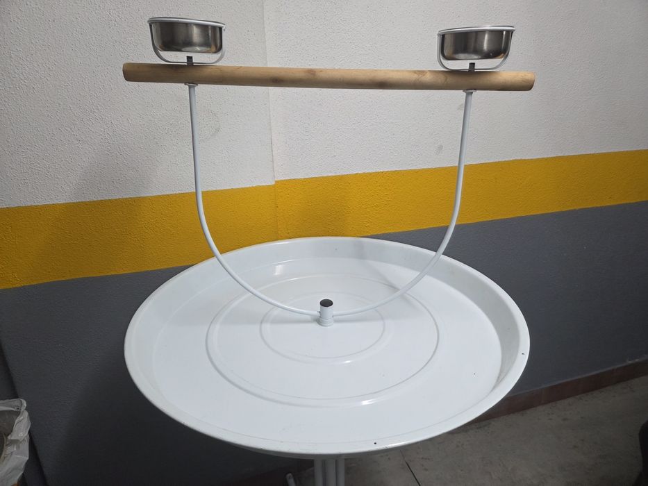 Poleiro para papagaio com rodas