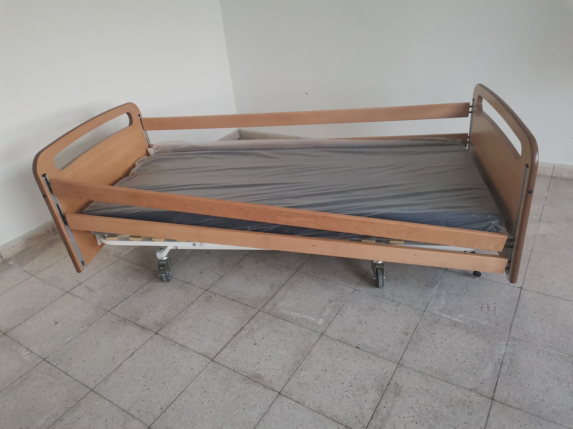 Cama eléctrica com colchão incluído. NOVA A ESTREAR