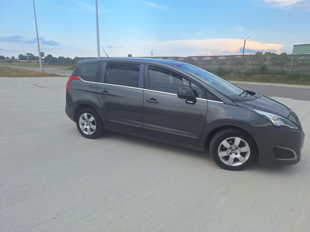 Auto Peugeot 5008