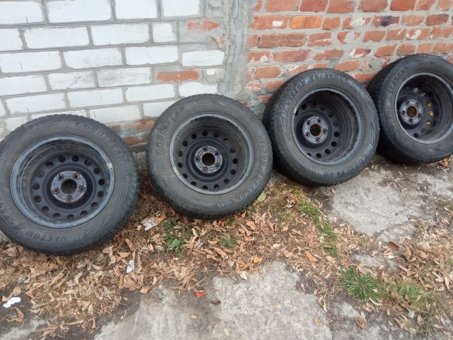 Комплект колес 205/65 r15 5x114,3 kia hyundai Goodyear 4 seasons