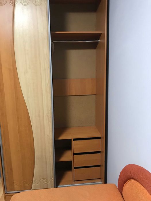 Меблі для дитячої кімнати (шкаф-купе, тумби, стіл)