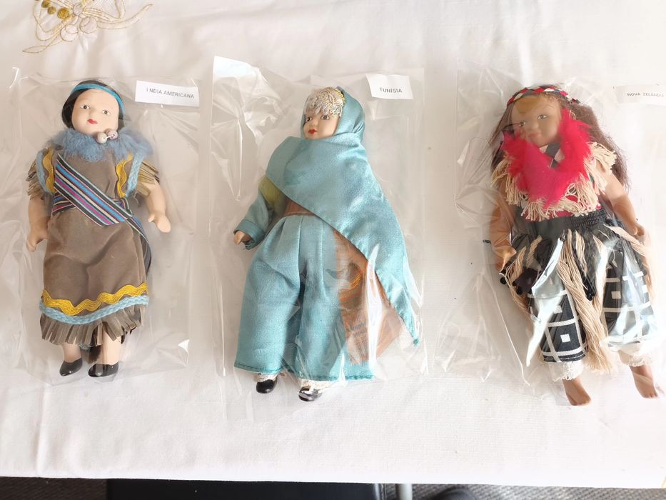 Bonecas em loiça, com vestuário tradicional de vários países,