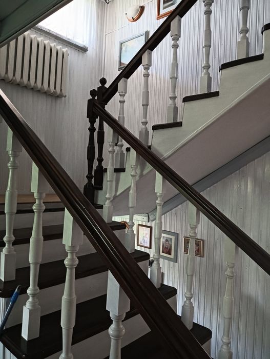 Dom jednorodzinny w zabudowie szeregowej. Połączone garażem.