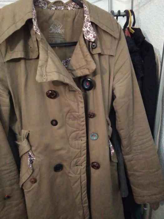 Gabardine com botões diferentes e original