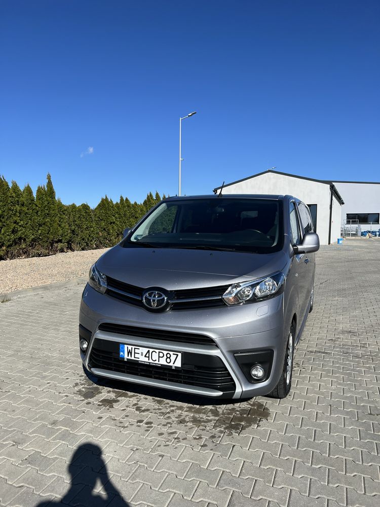 Wynajem busa Toyota Proace 9-osobowa