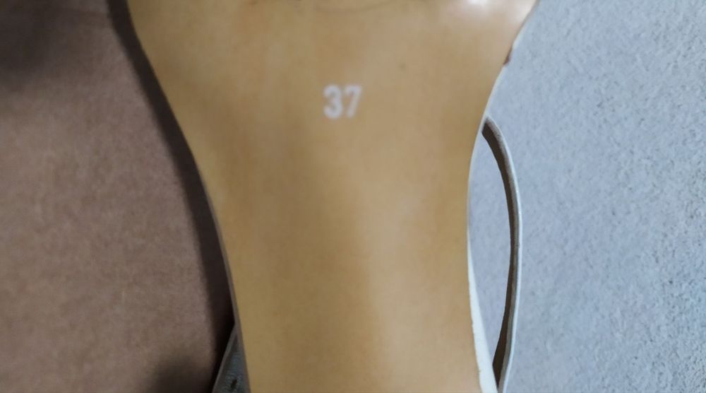 Sandália branca com bordo prateado tam 37