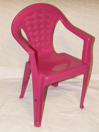Детский розовый пластиковый стульчик со спинкой.