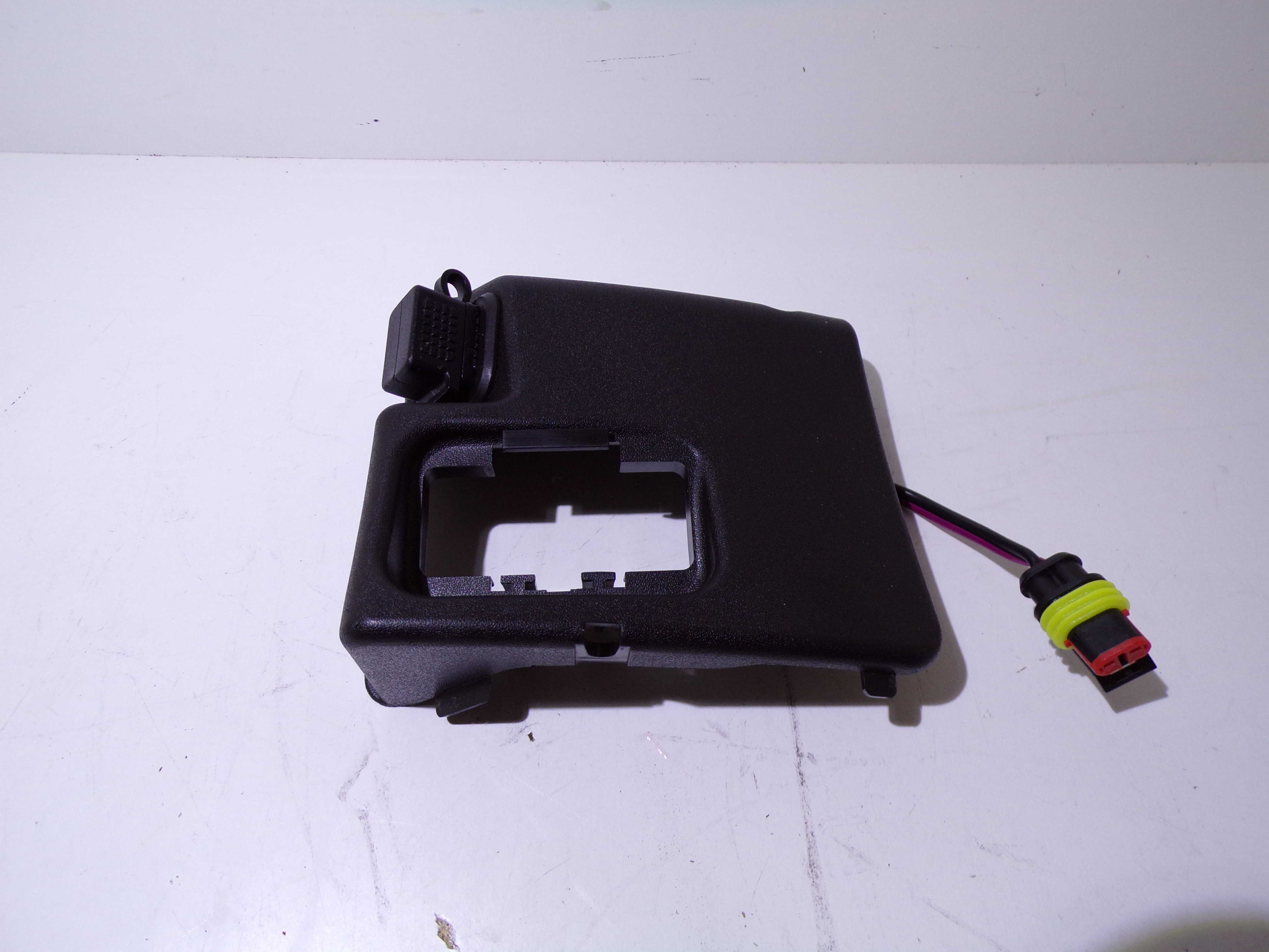 Dekiel Gniazdo USB osłona pompy ABS Vespa GTS