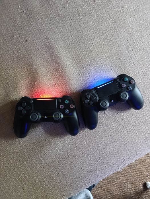 PlayStation 4 - 1 TB com 2 comandos