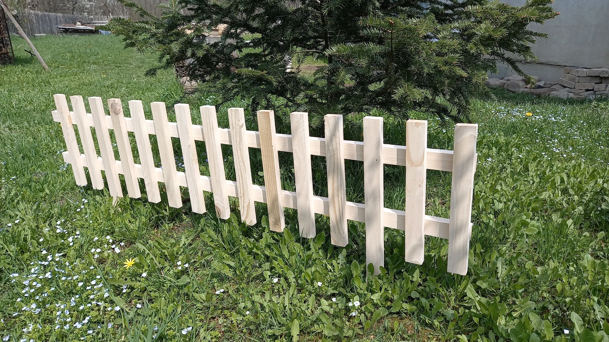 Дерев'яний забор. Дерев'яний штакетник. Декоративний забор