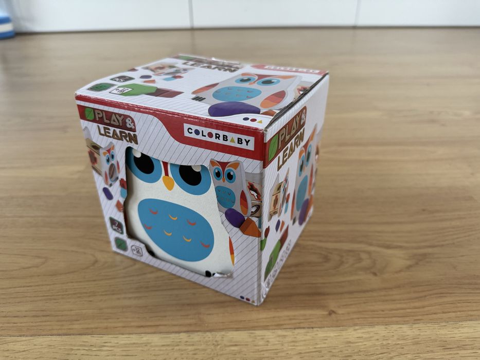 Mocho de madeira com atividades para bebé