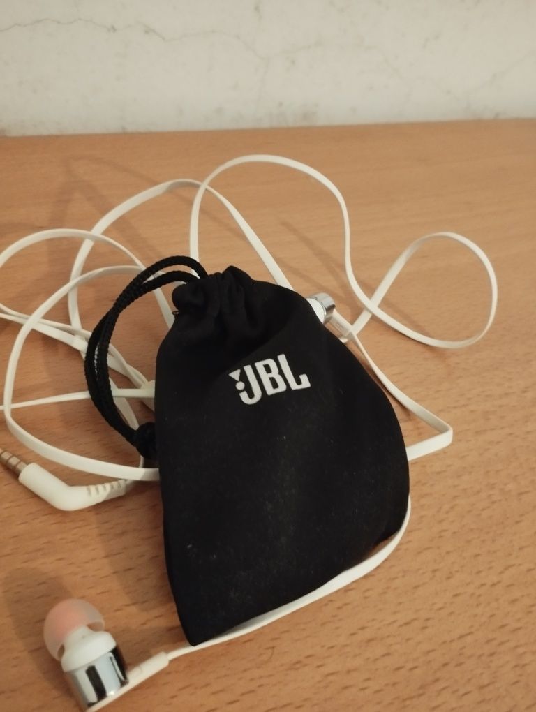 Auriculares JBL com acessórios