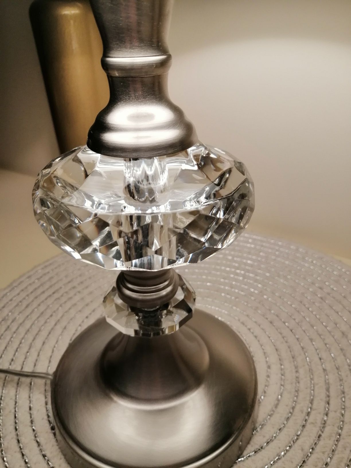 Lampa dekoracyjna kryształowa z ręcznie robionym kloszem.