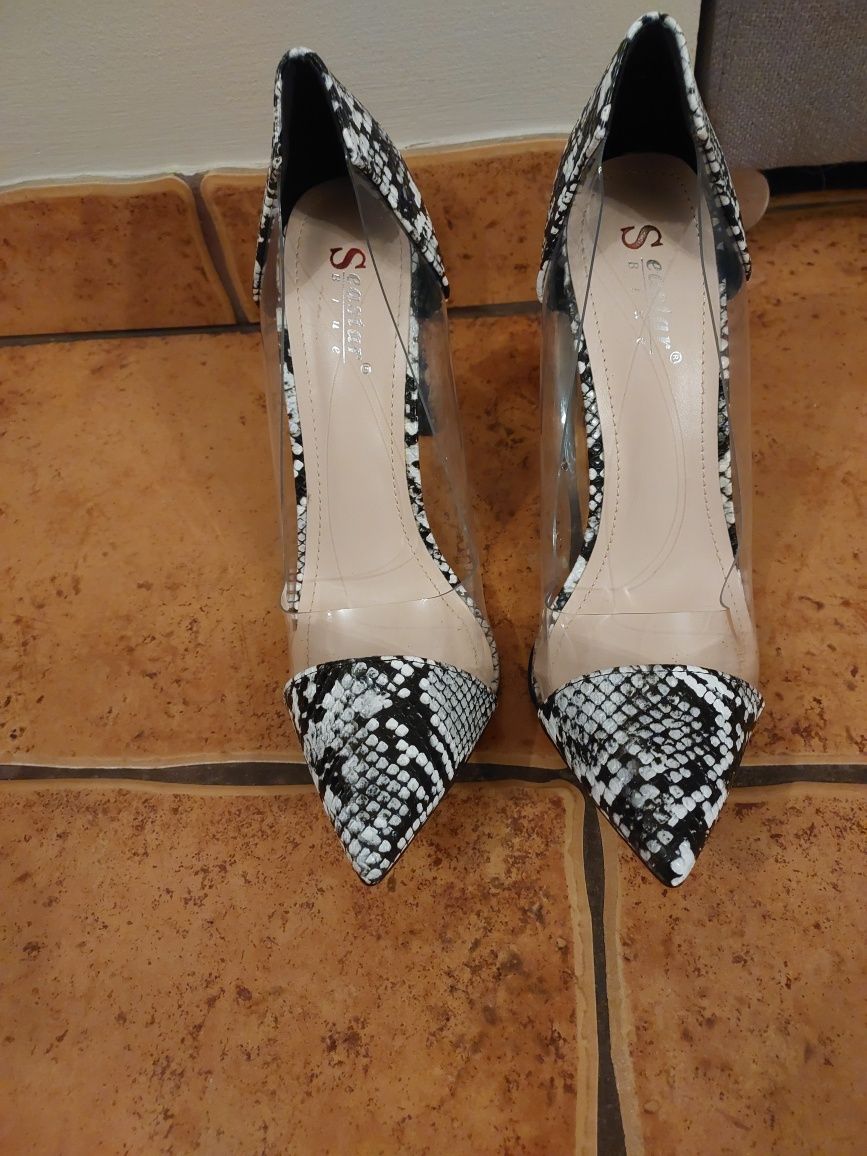 Buty na słupku panterka