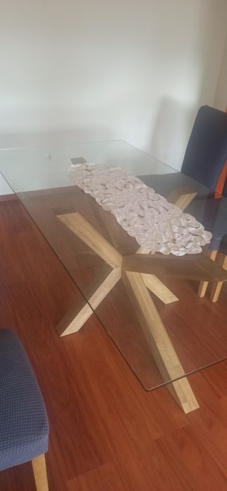 Mesa com tampa de vidro