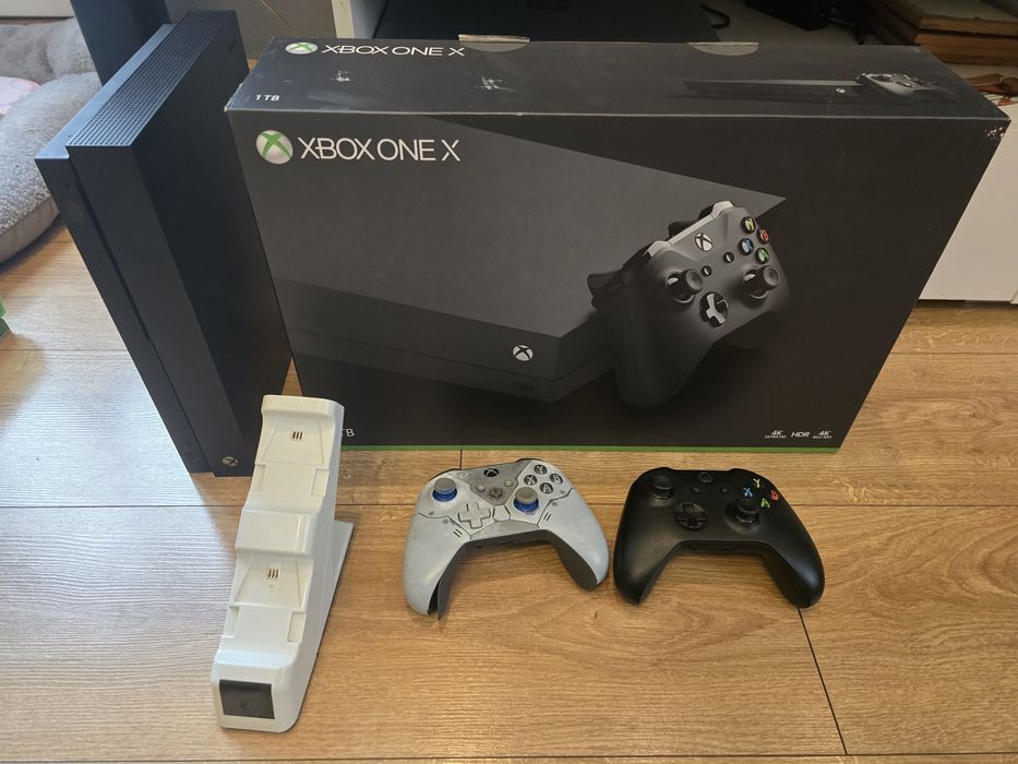 Xbox one X + 2 pady + 6 gier na płycie