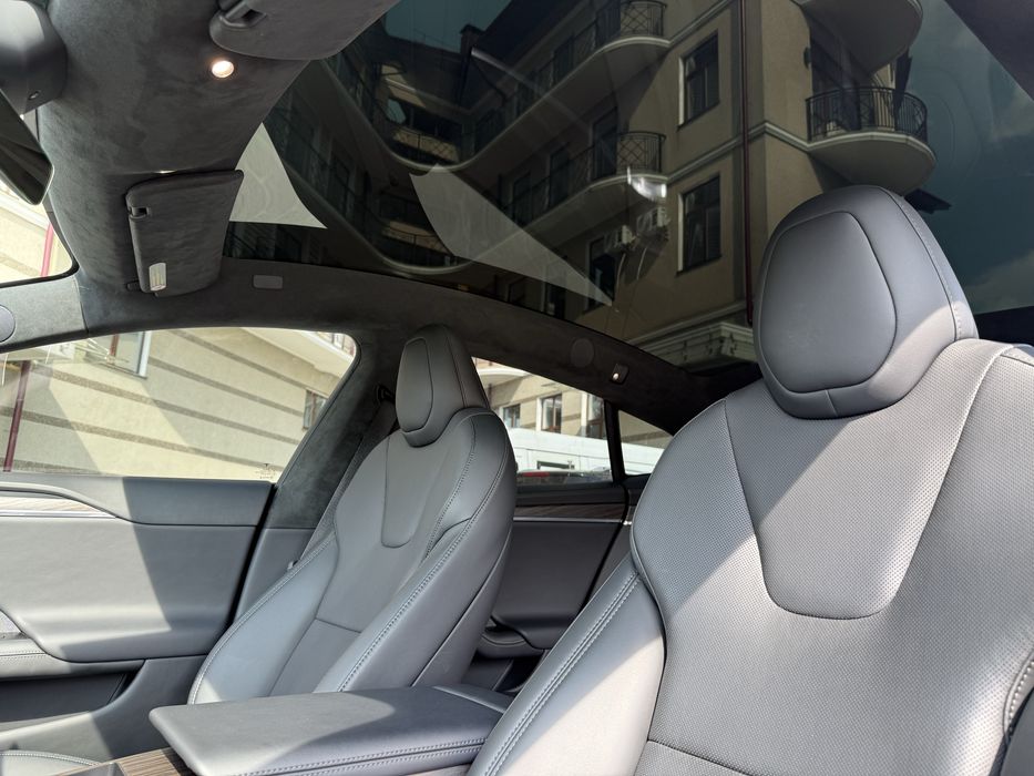 Tesla model s 2022 (тесла модел s 2022 року)