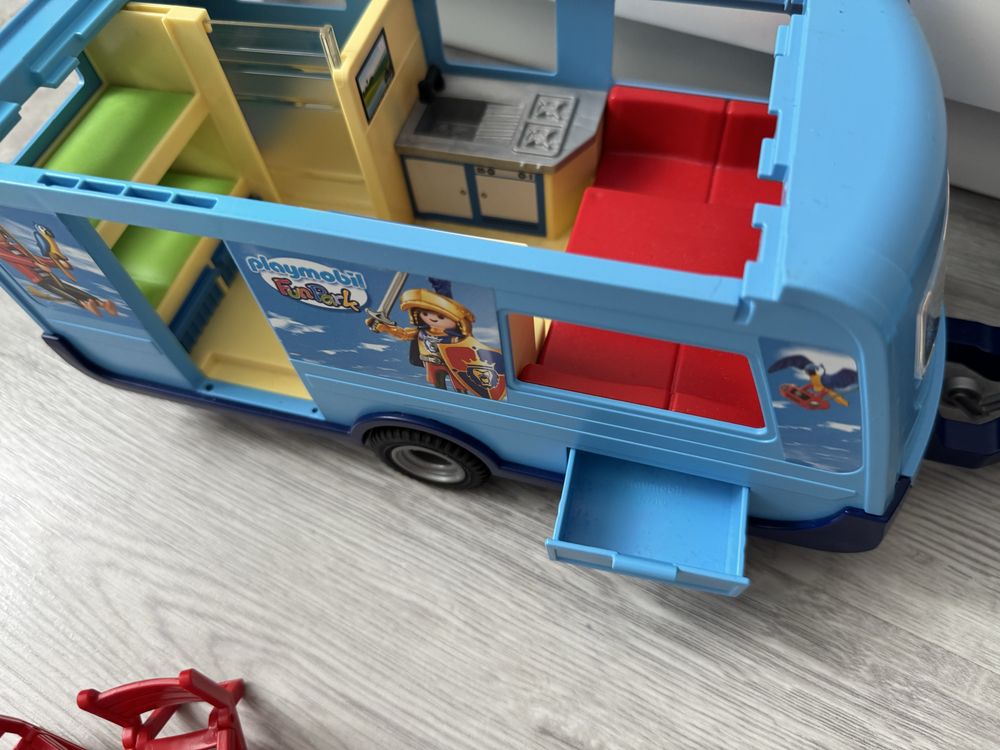 Playmobil auto pickup z przyczepą kempingową 9592