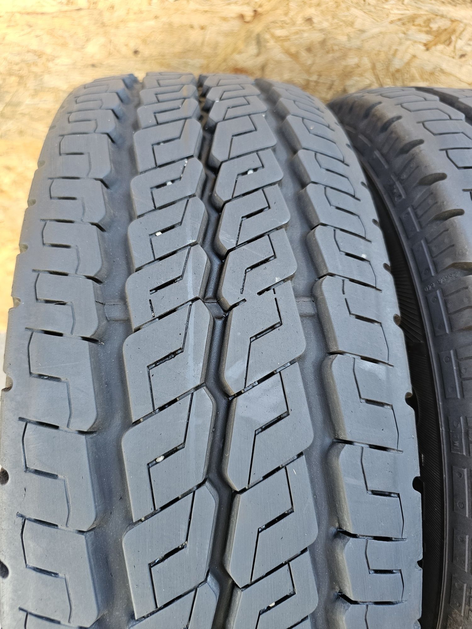 Idealne!!  10mm. 215/70 r15C Continetal Vanco Camper. 3017