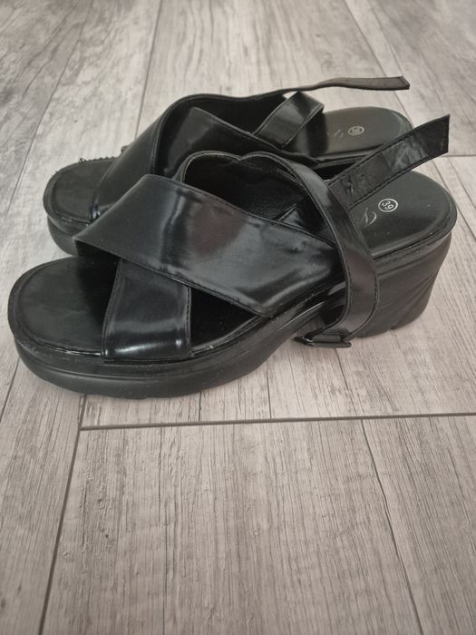 Sandały na słupku