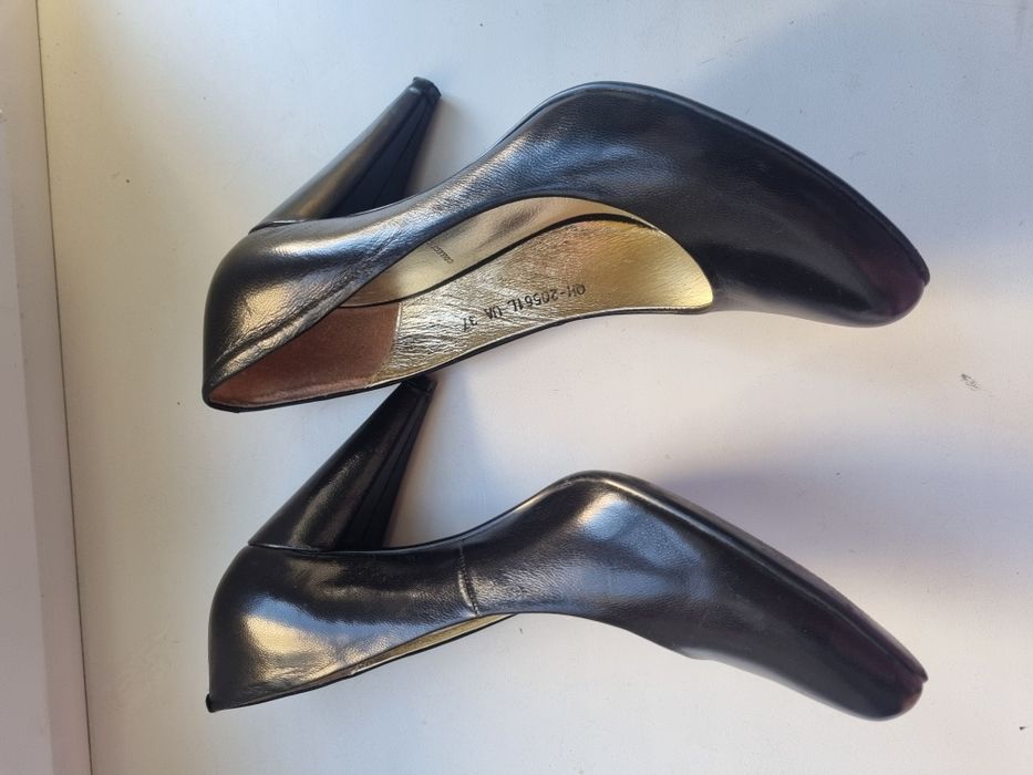 Туфлі на підборах з натуральної шкіри.